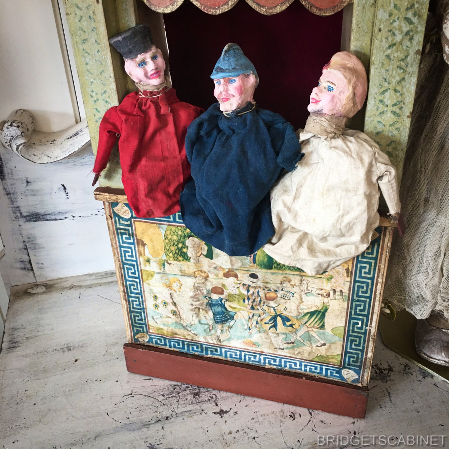 Guignol Puppet Theater with 3 Puppets