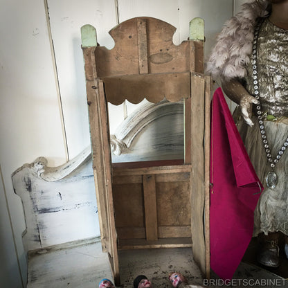 Guignol Puppet Theater with 3 Puppets